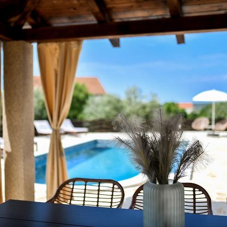 Wonderful Holiday House Bruno With Heated Pool 扎达尔 外观 照片