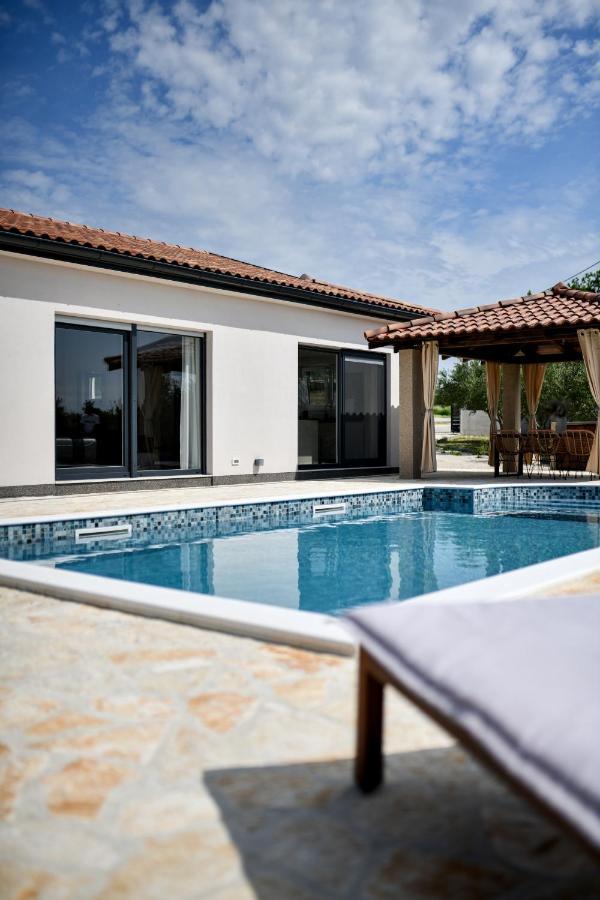 Wonderful Holiday House Bruno With Heated Pool 扎达尔 外观 照片