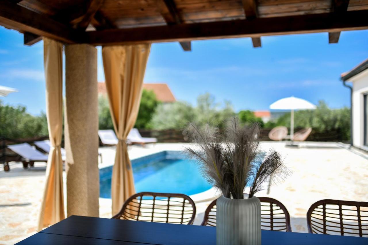 Wonderful Holiday House Bruno With Heated Pool 扎达尔 外观 照片