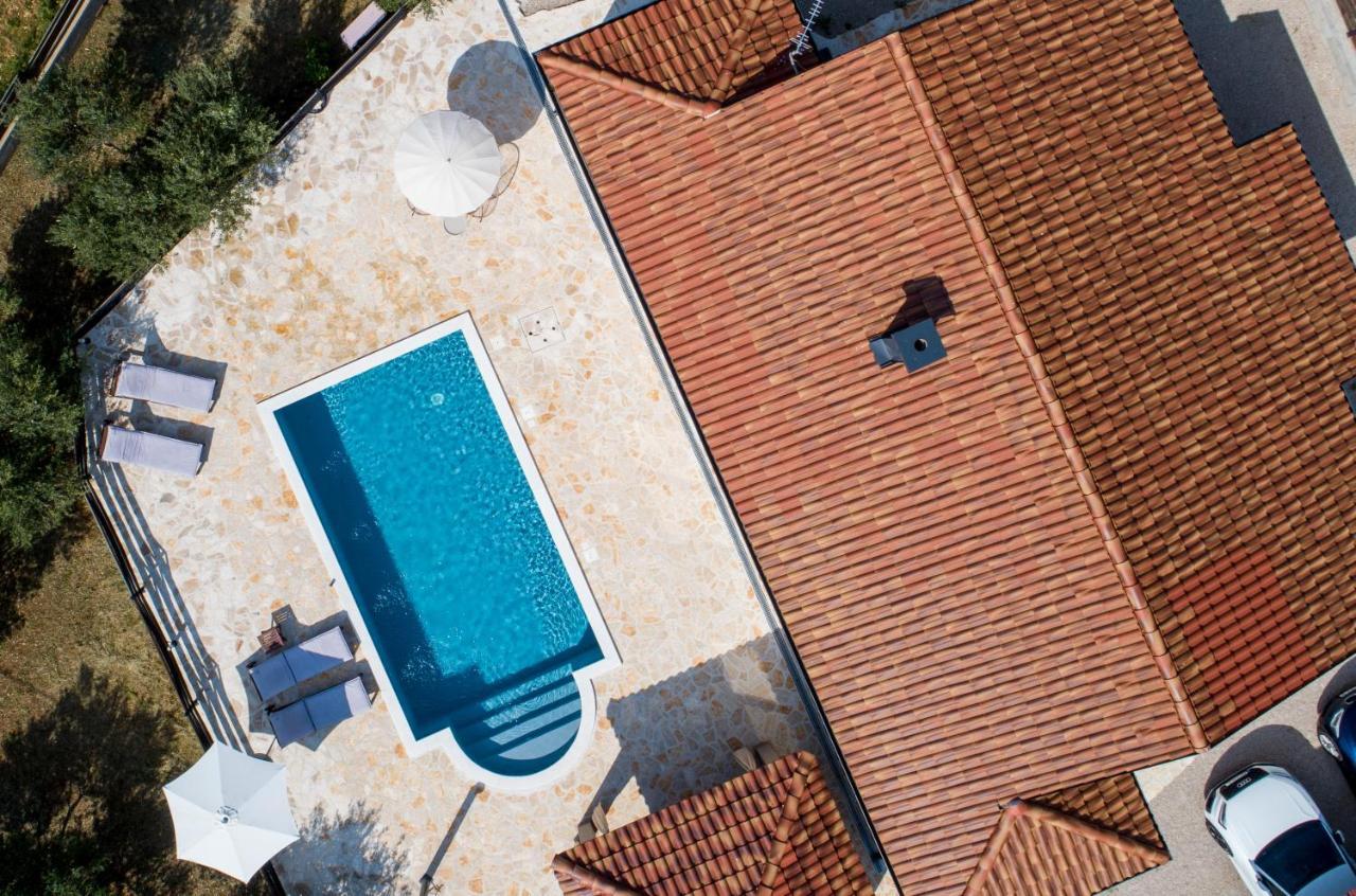 Wonderful Holiday House Bruno With Heated Pool 扎达尔 外观 照片